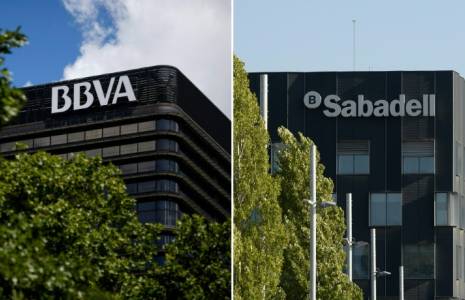 Trois jours après le rejet d'une offre amicale de fusion, la banque espagnole BBVA a lancé jeudi une offre publique d'achat sur sa concurrente Sabadell ( AFP / DANI POZO )