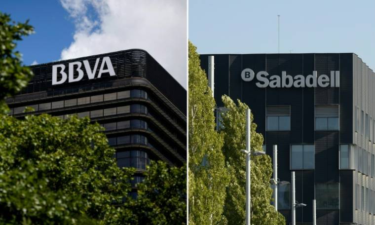 Trois jours après le rejet d'une offre amicale de fusion, la banque espagnole BBVA a lancé jeudi une offre publique d'achat sur sa concurrente Sabadell ( AFP / DANI POZO )