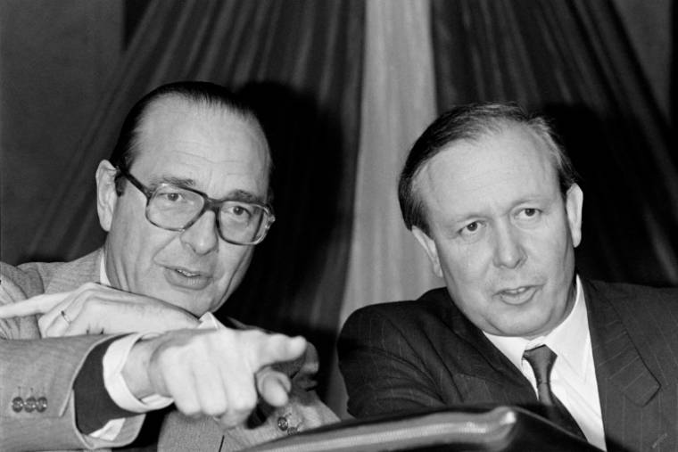 Jacques Chirac, à l'époque maire de Paris et président du RPR, et Jean-Claude Gaudin, député des Bouches-du-Rhône et président de l'UDF, le 7 décembre 1983 à Cahors ( AFP / JEAN-PIERRE MULLER )