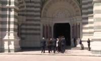 Marseille: le cercueil de Jean-Claude Gaudin entre dans la cathédrale