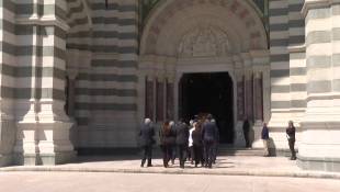 Marseille: le cercueil de Jean-Claude Gaudin entre dans la cathédrale