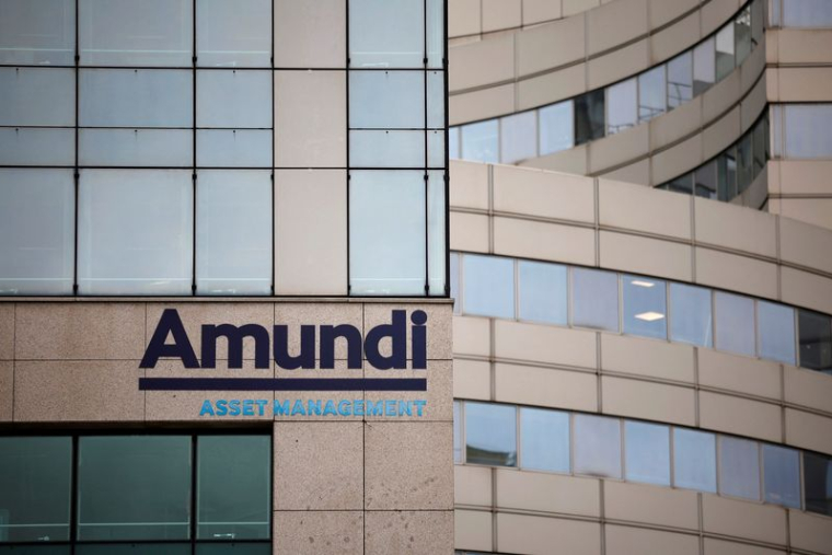 Logo d'Amundi devant le siège de la société à Paris