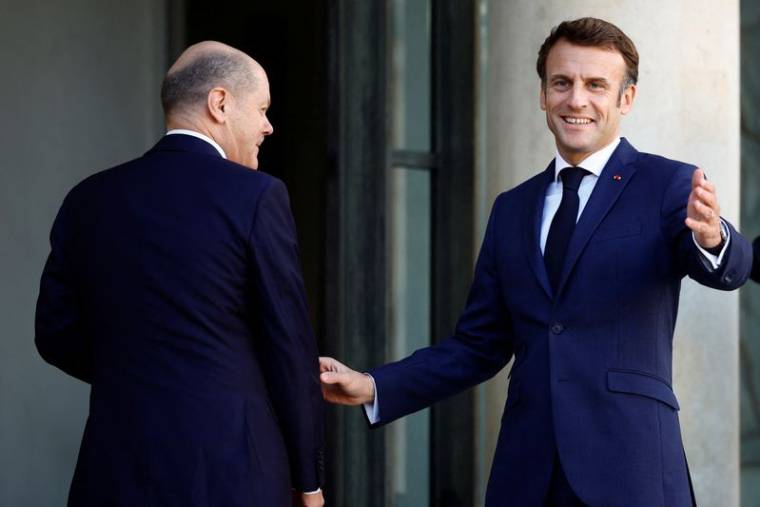 Le président français Emmanuel Macron accueille le chancelier allemand Olaf Scholz  à l'Elysée à Paris