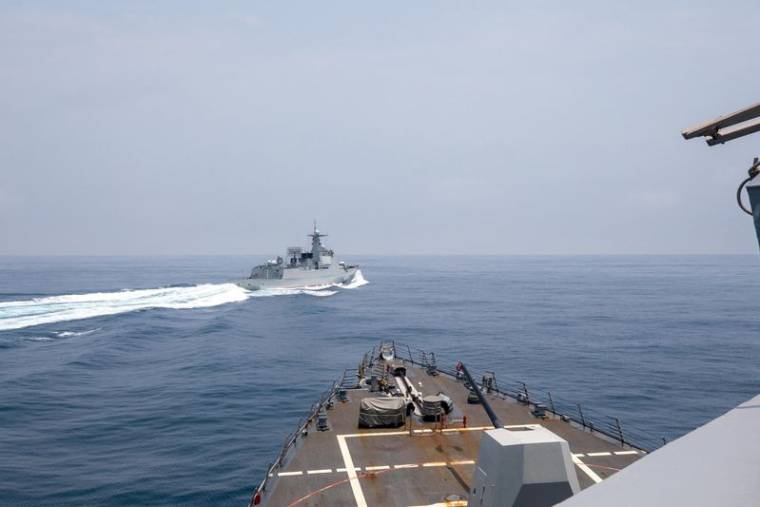 Un navire de guerre chinois navigue près d'un destroyer américain dans le détroit de Taïwan