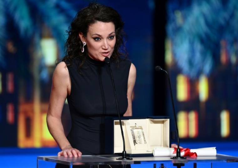 La réalisatrice française Coralie Fargeat récompensée du prix du scénario pour son film "The Substance", le 25 mai 2024 à Cannes  ( AFP / Christophe SIMON )