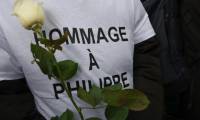 Une personne participe à la marche blanche en hommage à Philippe, 22 ans, violemment tué dans la nuit du 15 avril 2024, à Grande-Synthe (Nord) le 19 avril 2024. ( AFP / Denis CHARLET )