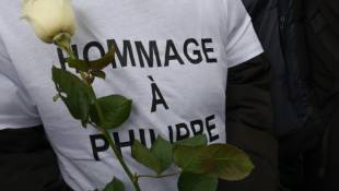 Marche blanche en hommage à Philippe, tué dans la nuit du 15 avril 2024 à Grande-Synthe, le 19 avril 2024 dans le Nord ( AFP / Denis CHARLET )