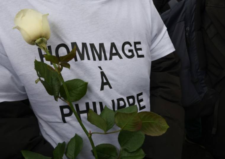 Une personne porte le 19 avril à un t-shirt "hommage à Philippe" lors d'une marche blanche à Grande-Synthe en hommage à Philippe, 22 ans, tué le 16 avril d'une agression mortelle  ( AFP / Denis CHARLET )