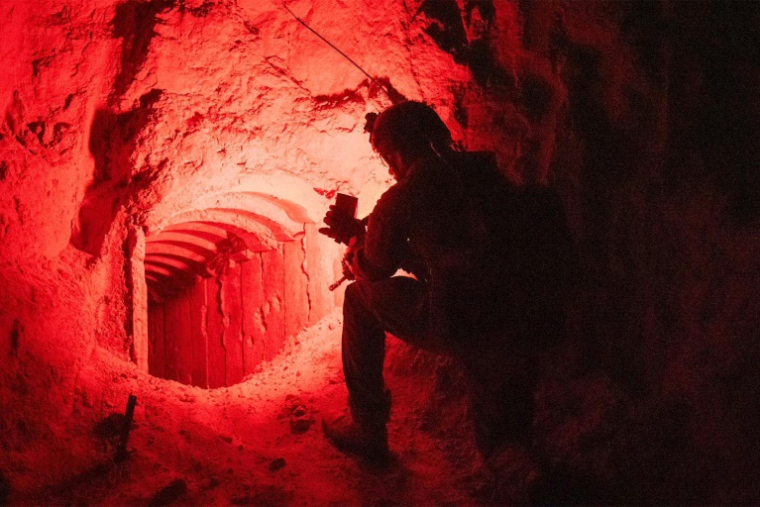 Une photo fournie par l'armée israélienne le 23 août 2024 montre selon elle ses troupes dans un tunnel souterrain construit le Hamas à Rafah, dans le sud de la bande de Gaza ( Israeli Army / - )