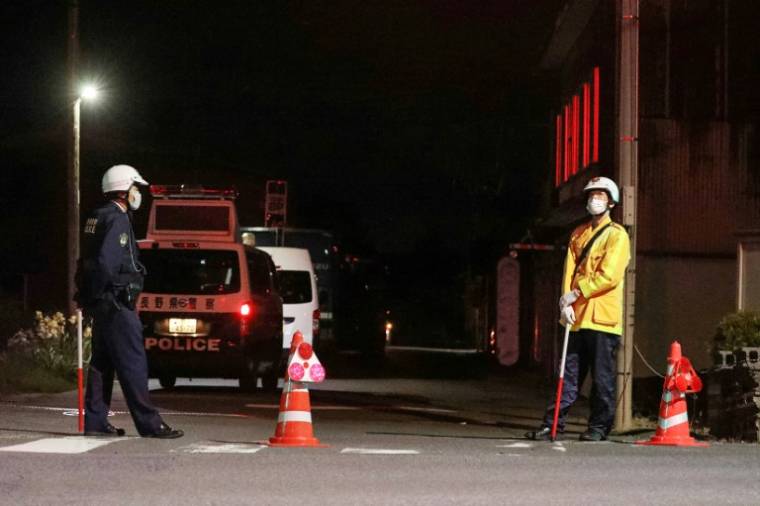 Des policiers sur les lieux où un forcené a tué deux femmes et deux policiers, le 25 mai 2023 à Nakano, dans la préfecture de Nagano, au Japon ( JIJI Press / STR )