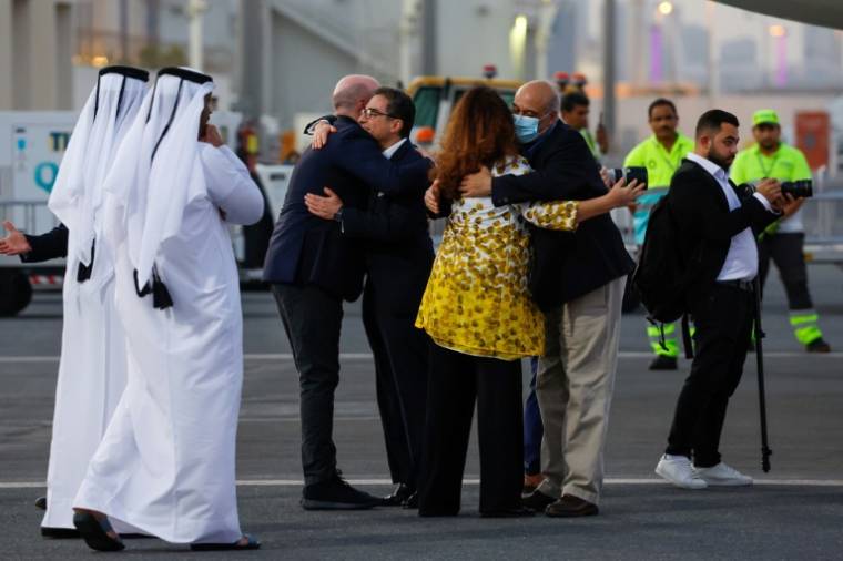 Les citoyens américains Siamak Namazi (avec lunettes) et Morad Tahbaz sont accueillis à leur arrivée à l'aéroport international de Doha, le 18 septembre 2023 ( AFP / Karim JAAFAR )