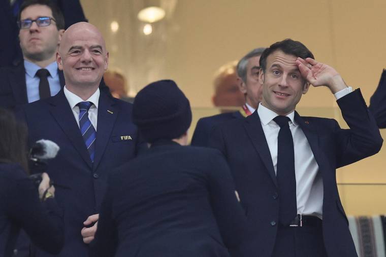Le président de la FIFA Gianni Infantino et Emmanuel Macron au stade Al-Bayt, le 14 décembre 2022 ( AFP / KARIM JAAFAR )