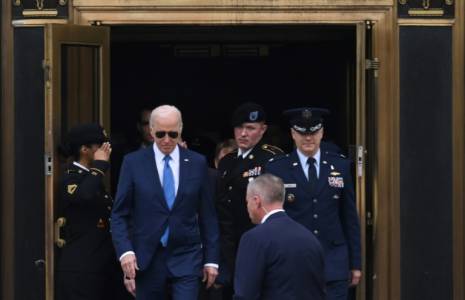Joe Biden sort de l'hôpital militaire Walter Reed à Bethesda, en banlieue de Washington, le 28 février 2024 ( AFP / ANDREW CABALLERO-REYNOLDS )