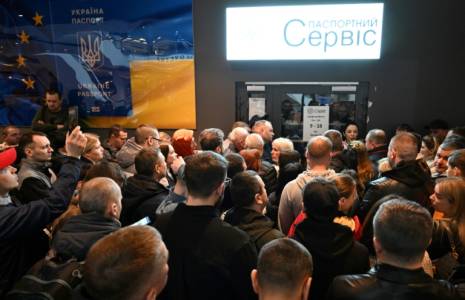 Des Ukrainiens devant un bureau des passeports fermé à Varsovie, le 24 avril 2024 ( AFP / Sergei GAPON )