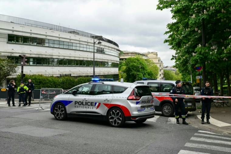 Des policiers participent au périmètre de sécurité autour de l'ambasse d'Iran à Paris, le 19 avril 2024 ( AFP / MIGUEL MEDINA )