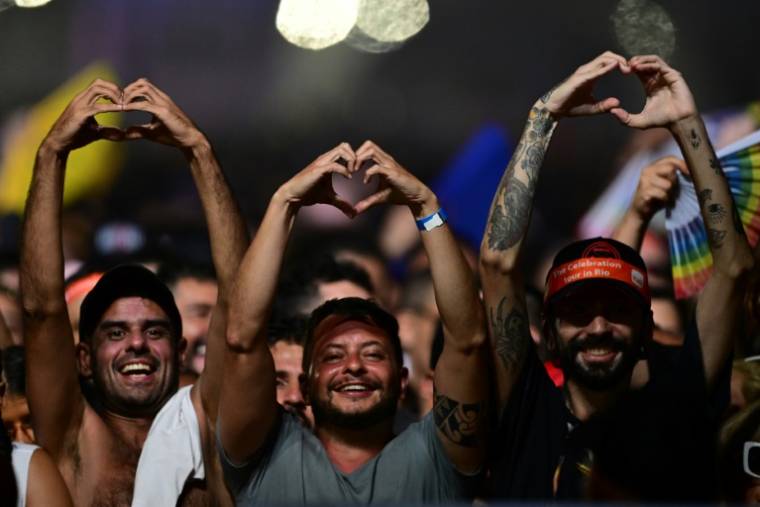 Des fans de Madonna  Madonna pendant son concert gratuit sur la plage de Copacabana à Rio de Janeiro, au Brésil, le 4 mai 2024 ( AFP / Pablo PORCIUNCULA )
