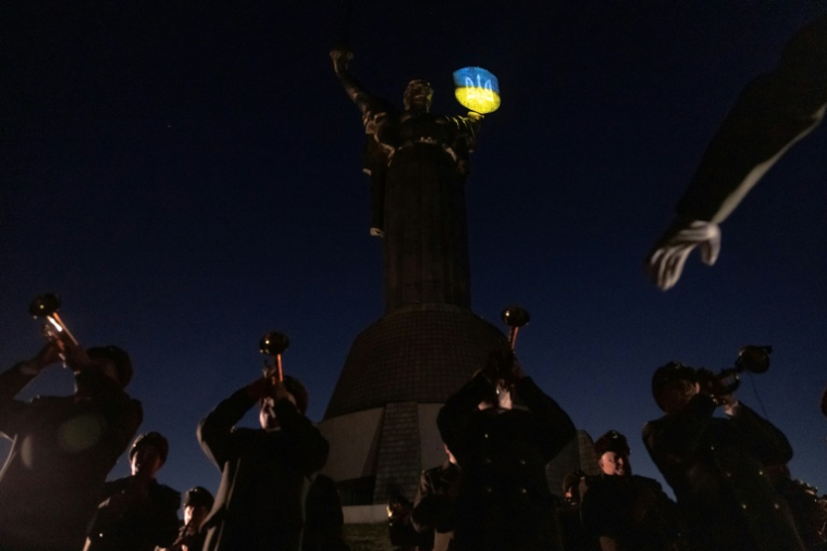 Cérémonie militaire marquant le 1000e jour de l'invasion russe de l'Ukraine, le 19 novembre 2024 à Kiev (AFP / Roman PILIPEY)