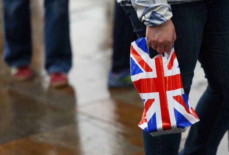 Une personne porte un sac plastique avec le drapeau britannique