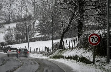 Cinquante-deux départements ont été placés à partir de jeudi matin par Météo-France en vigilance orange ( AFP / JEAN-PHILIPPE KSIAZEK )