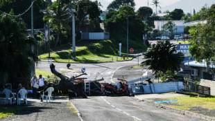 Les habitants dressent une barricade pour protéger leur quartier à Nouméa, le 16 mai 2024, en Nouvelle-Calédonie ( AFP / Theo Rouby )