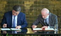 Les présidents chinois Xi Jinping et brésilien Luiz Inacio Lula da Silva signent des accords bilatéraux, le 20 novembre 2024 à Brasilia ( AFP / EVARISTO SA )