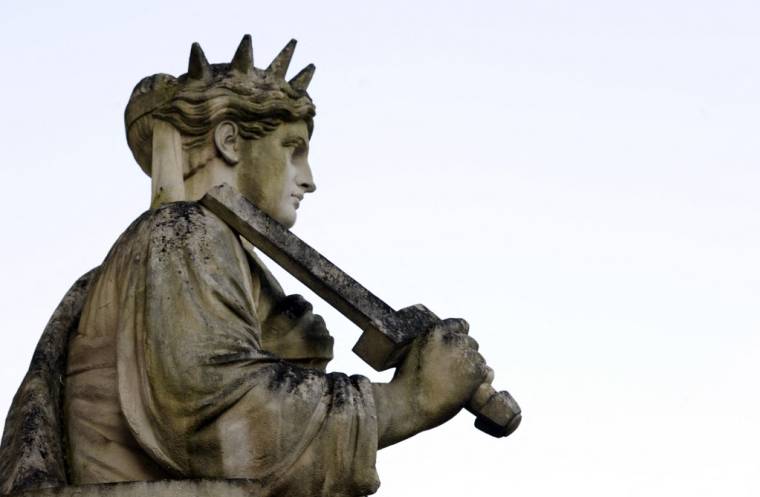 Une statue de la déesse Thémis, symbolisant la justice, devant le palais de justice d'Agen le 10 février 2011.   ( AFP / JEAN-PIERRE MULLER )