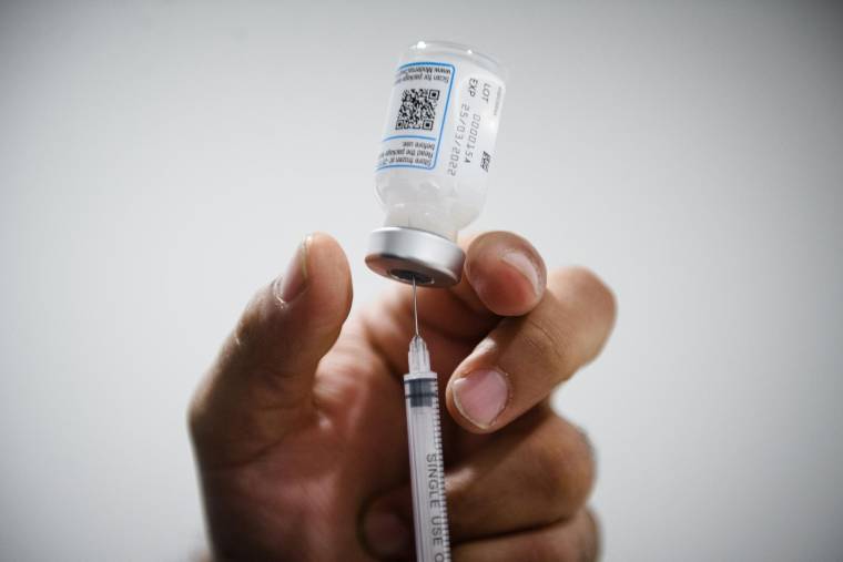 Une dose de vaccin Pfizer/BioNTech contre le Covid-19 dans un centre social à Septeme-Les-Vallons, près de  Marseille, le 12 janvier 2022 ( AFP / CLEMENT MAHOUDEAU )
