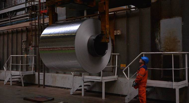 Troisième producteur mondial d'aluminium, la Russie exportait une partie de sa production en Europe, où le cours a grimpé à 4.000 dollars la tonne. (© AFP)