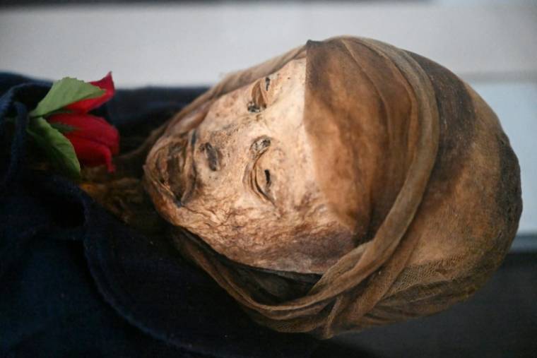 Le corps momifié de Margarita Prieto, décédée en 1981 et exhumée en 1987, au Musée des momies de San Bernardo, le 10 avril 2024 en Colombie ( AFP / Raul ARBOLEDA )