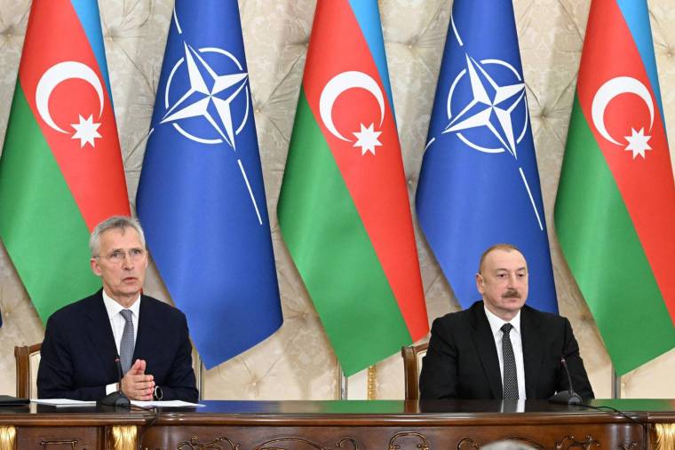 Le président de l'Azerbaïdjan, Ilham Aliyev, et le secrétaire général de l'Alliance atlantique, Jens Stoltenberg, à Bakou le 17 mars 2024. ( Azerbaijani presidency / HANDOUT )