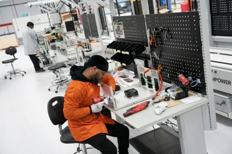 Des employés de Kempower, fabricant de chargeurs rapides pour véhicules électriques, à l'usine de Durham, le 23 avril 2024 en Caroline du Nord ( AFP / Allison Joyce )