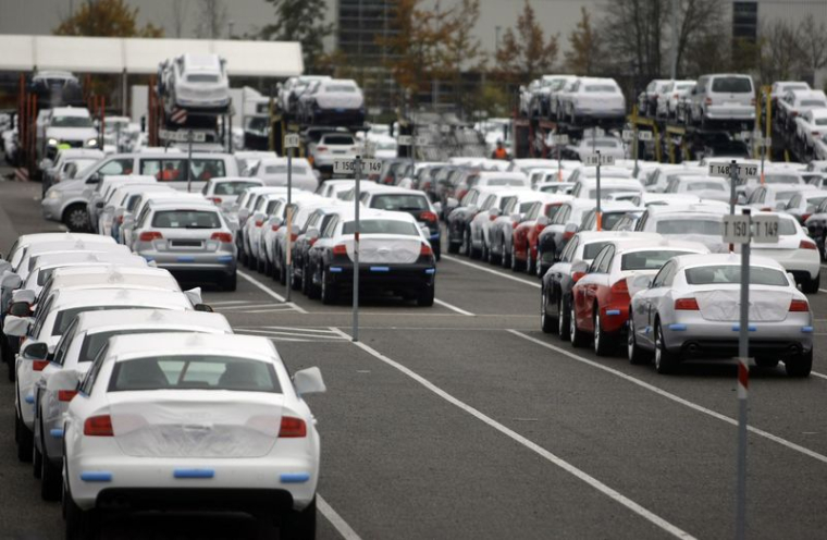 Des voitures neuves sur un terrain à l'extérieur de l'usine Audi à Ingolstadt, près de Munich