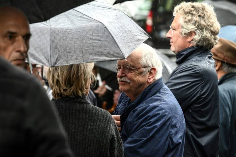 L'écrivain Erik Orsenna (c) assiste aux funérailles de Bernard Pivot, le 14 mai 2024 à Quincié-en-Beaujolais, dans le Rhône ( AFP / JEAN-PHILIPPE KSIAZEK )