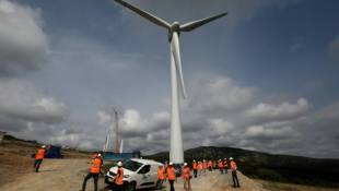 Le chantier de remplacement des éoliennes du parc Souleilla-Corbières, le 1er juin 2023 à Treilles ( AFP / RAYMOND ROIG )
