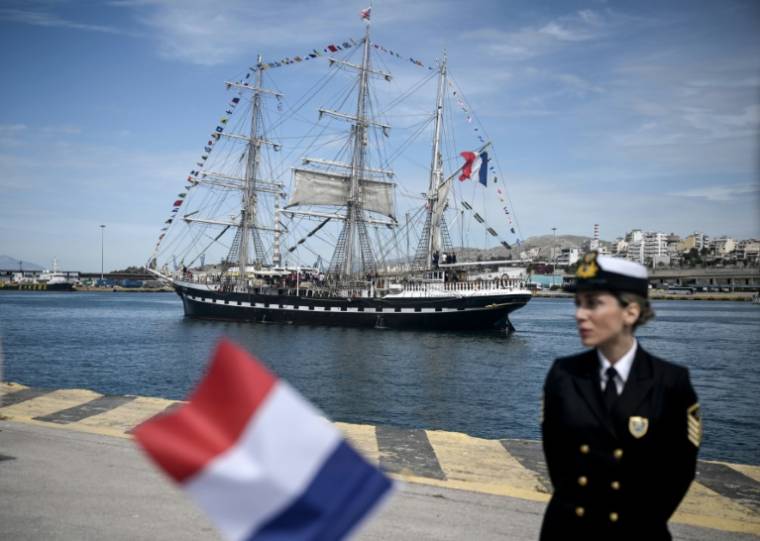 Le trois-mats français Belem quitte le port du Pirée pour rallier MArseille avec à son bord la flamme olympique le 27 avril 2024 ( AFP / ANGELOS TZORTZINIS )