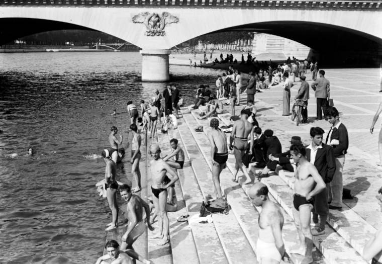 Baignade dans la Seine près du pont d'Iéna à Paris lors d'une vague de chaleur en juin 1946 ( AFP / - )