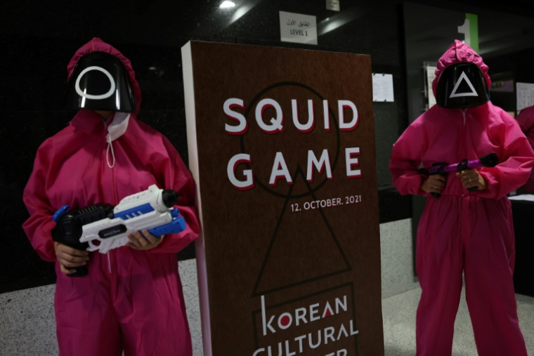 Des gens reproduisent les jeux de la série sud-coréenne à succès "Squid Game" au Centre culturel coréen d'Abou Dhabi, le 12 octobre 2021 ( AFP / Giuseppe CACACE )