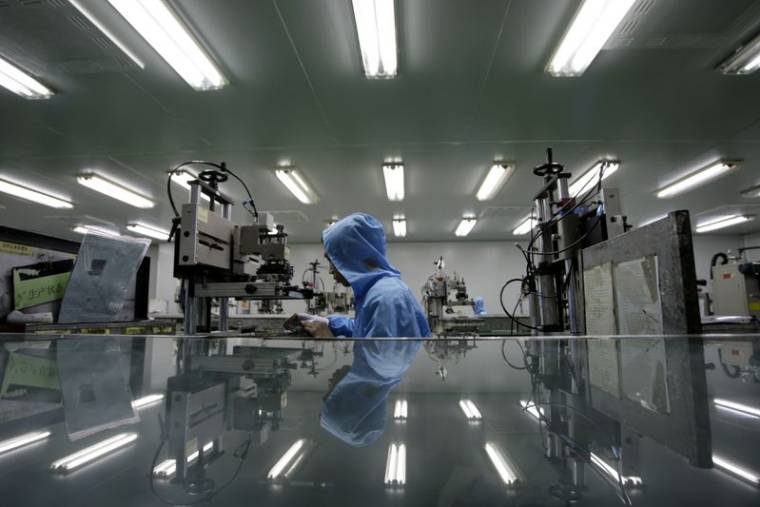 Un homme travaille dans une usine à Dongguan, dans la province de Guangdong, au sud de la Chine