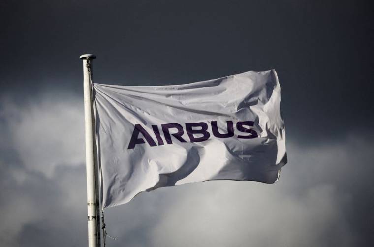Le logo d'Airbus sur un drapeau à l'entrée de l'usine Airbus de Bouguenais
