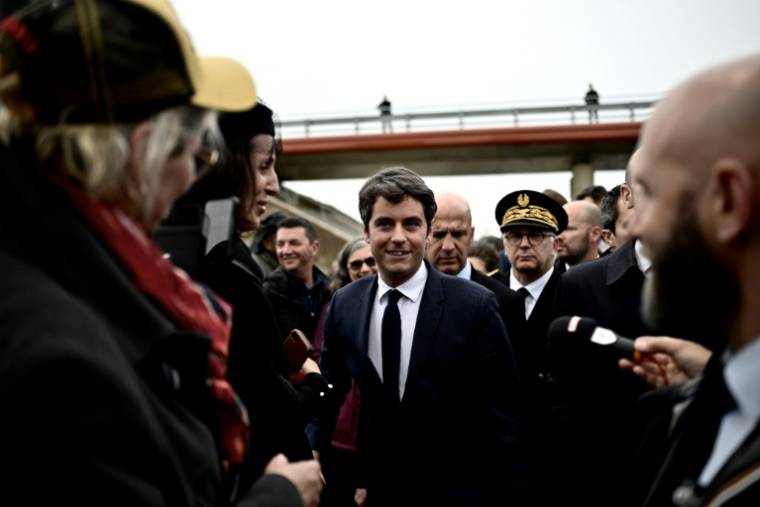 Le Premier ministre Gabriel Attal (C) en déplacement à Agen pour l'inauguration d'un pont enjambant la Garonne, le 4 mai 2024 ( AFP / Philippe Lopez )