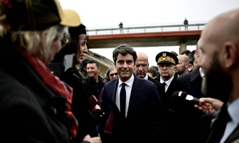 Le Premier ministre Gabriel Attal (C) en déplacement à Agen pour l'inauguration d'un pont enjambant la Garonne, le 4 mai 2024 ( AFP / Philippe Lopez )