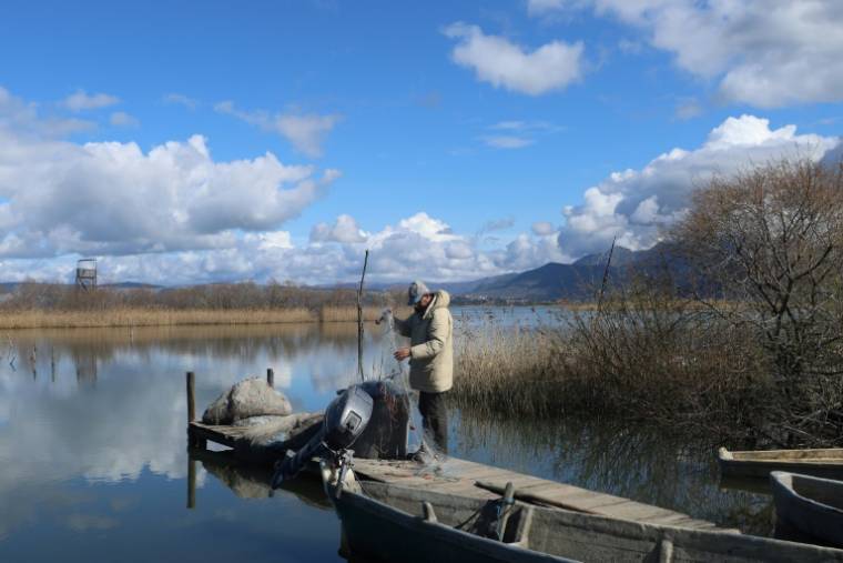 Un pêcheur prépare ses filets dans la lagune de Vain, près de Lezhé, le 13 mars 2024 en Albanie ( AFP / Adnan Beci )