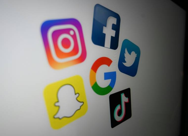 Renforcement des sanctions, nouvelles interdictions: après l'Assemblée nationale, le Sénat s'attaque à un texte visant à mieux encadrer l'activité des influenceurs et lutter contre les dérives sur les réseaux sociaux ( AFP / DENIS CHARLET )