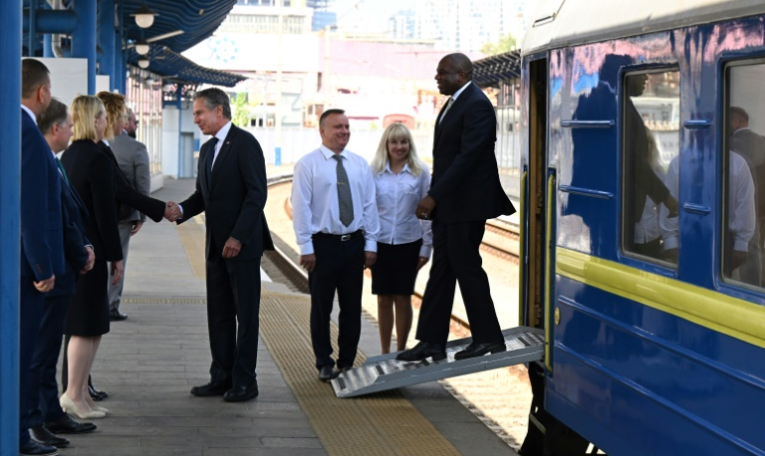 Le secrétaire d'Etat américain Antony Blinken (g) et son homologue britannique David Lammy (d) à leur arrivée en train à Kiev le 11 septembre 2024 ( POOL / Leon Neal )