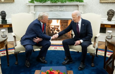 Le président américain élu Donald Trump (G) et le président sortant Joe Biden (D) à la Maison Blanche, à Washington, le 13 novembre 2024 ( AFP / SAUL LOEB )