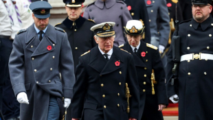 Le roi Charles III, acccompagné du prince William et de la princesse Anne, participe aux cérémonies du dimanche du souvenir, le 10 novembre 2024 à Londres ( POOL / Toby Melville )