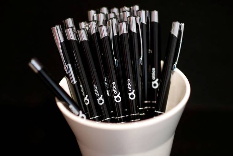 Des stylos au logo d'Altice
