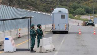 Des garde-frontières azerbaïdjanais au poste-frontière de Latchine, en Azerbaïdjan, le 1er octobre 2023 ( AFP / EMMANUEL DUNAND )