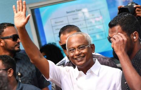 Ibrahim Mohamed Solih (c), président sortant des Maldives, salue la foule après avoir voté au deuxième tour de l'élection présidentielle, le 30 septembre 2023 à Malé ( AFP / Mohamed Afrah )