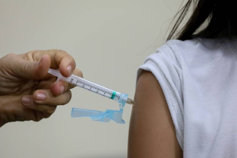 Une jeune fille reçoit une dose du vaccin contre la dengue à Manaus (Brésil), le 22 février 2024 ( AFP / Michael Dantas )
